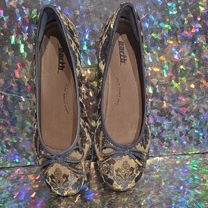 Earth Women's Gold and Black Floral Flats